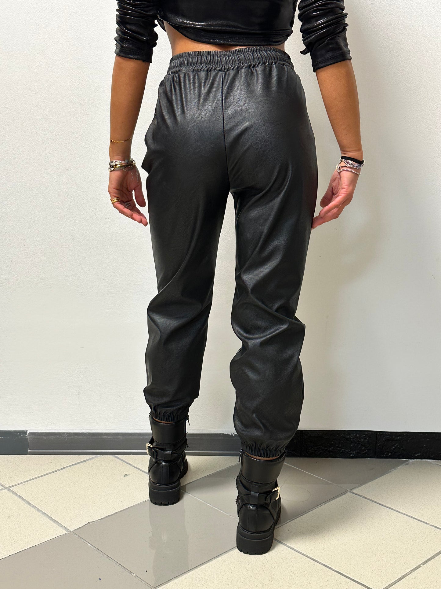 Pantalone nero ecopelle elastico caviglie