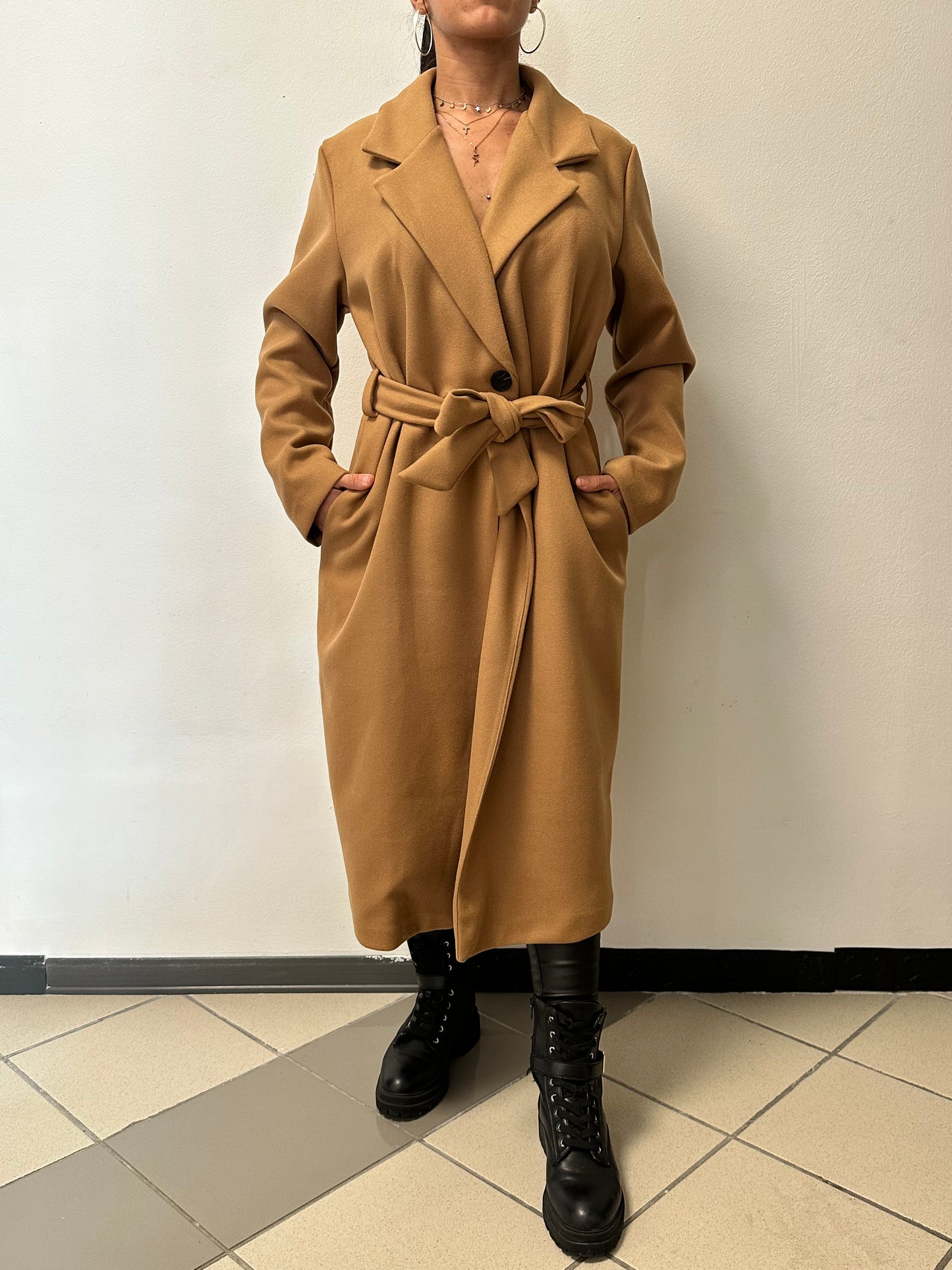 Cappotto con cintura in vita cammello
