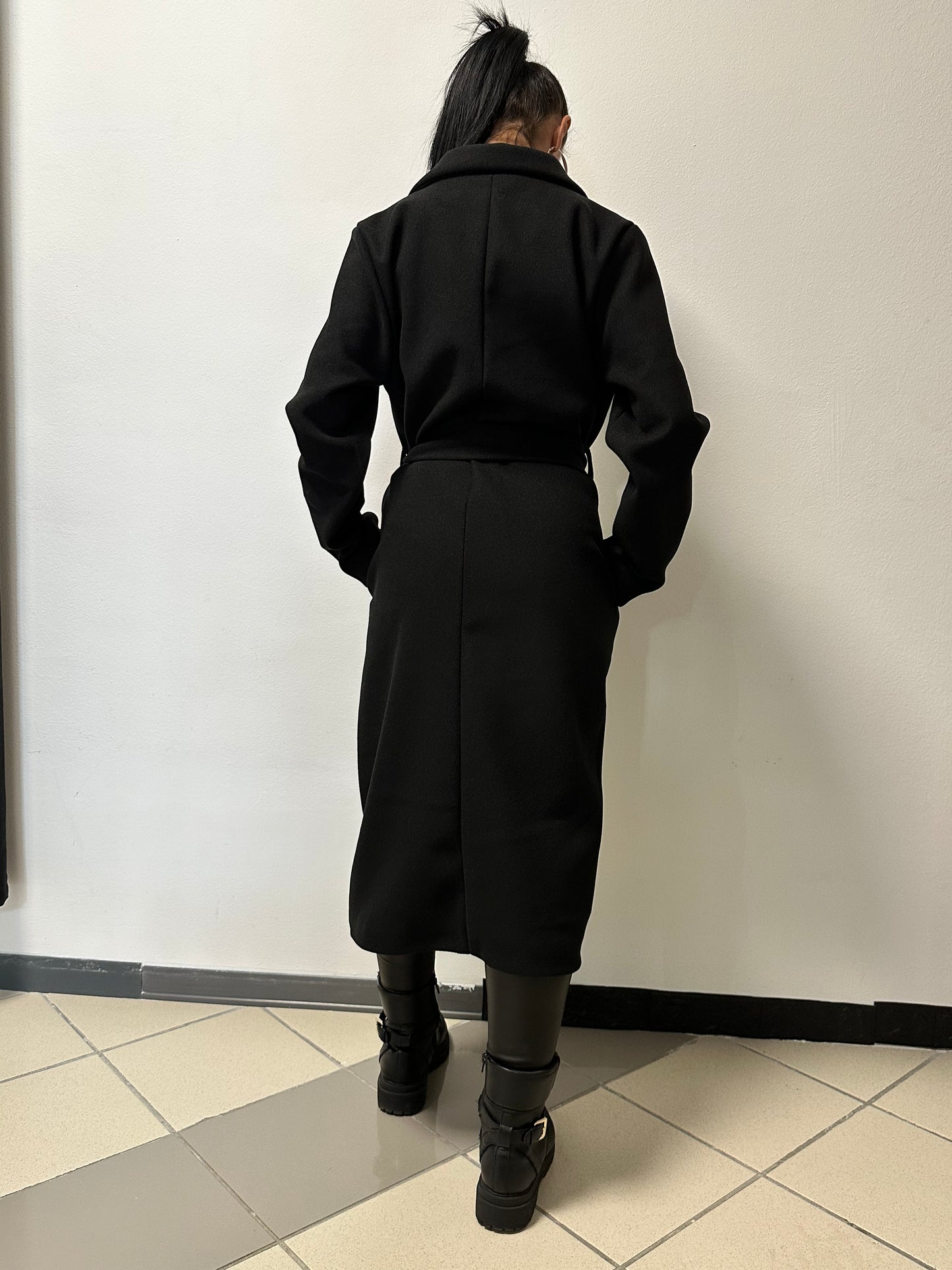 Cappotto con cintura in vita nero
